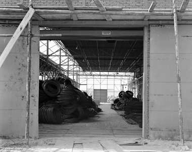 821156 Gezicht in één van de hallen van de N.V. Nederlandse Staalfabrieken DEMKA (Havenweg 7) te Utrecht.
